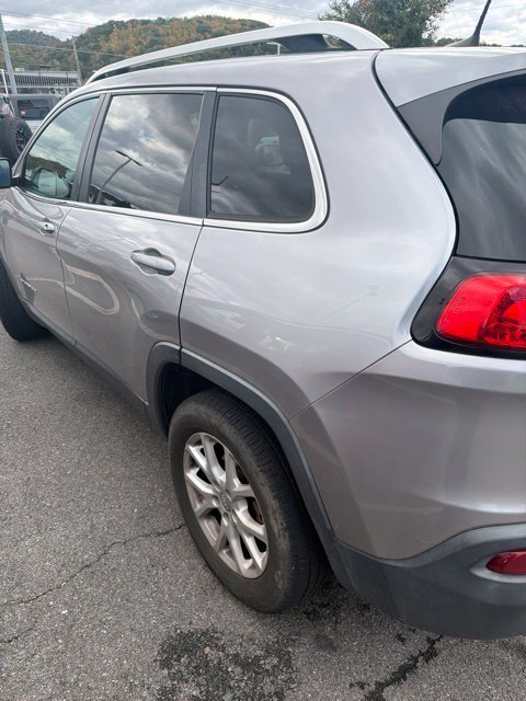 Used 2018 Silver Jeep Latitude image 6