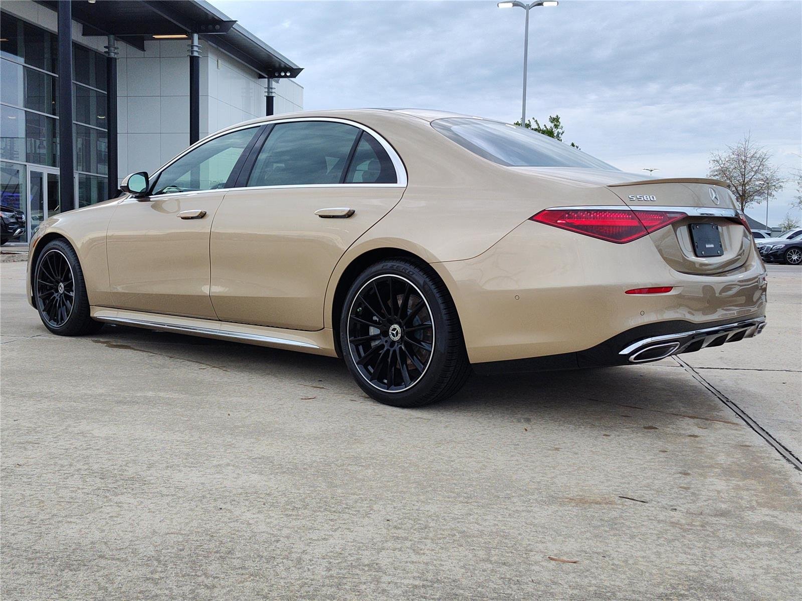 New 2026 MANUFAKTUR Kalahari Gold Metallic Mercedes-Benz S 580 image 3