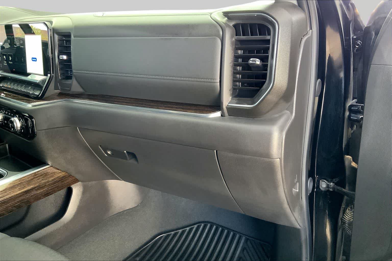 Used 2024 Onyx Black GMC Elevation image 19