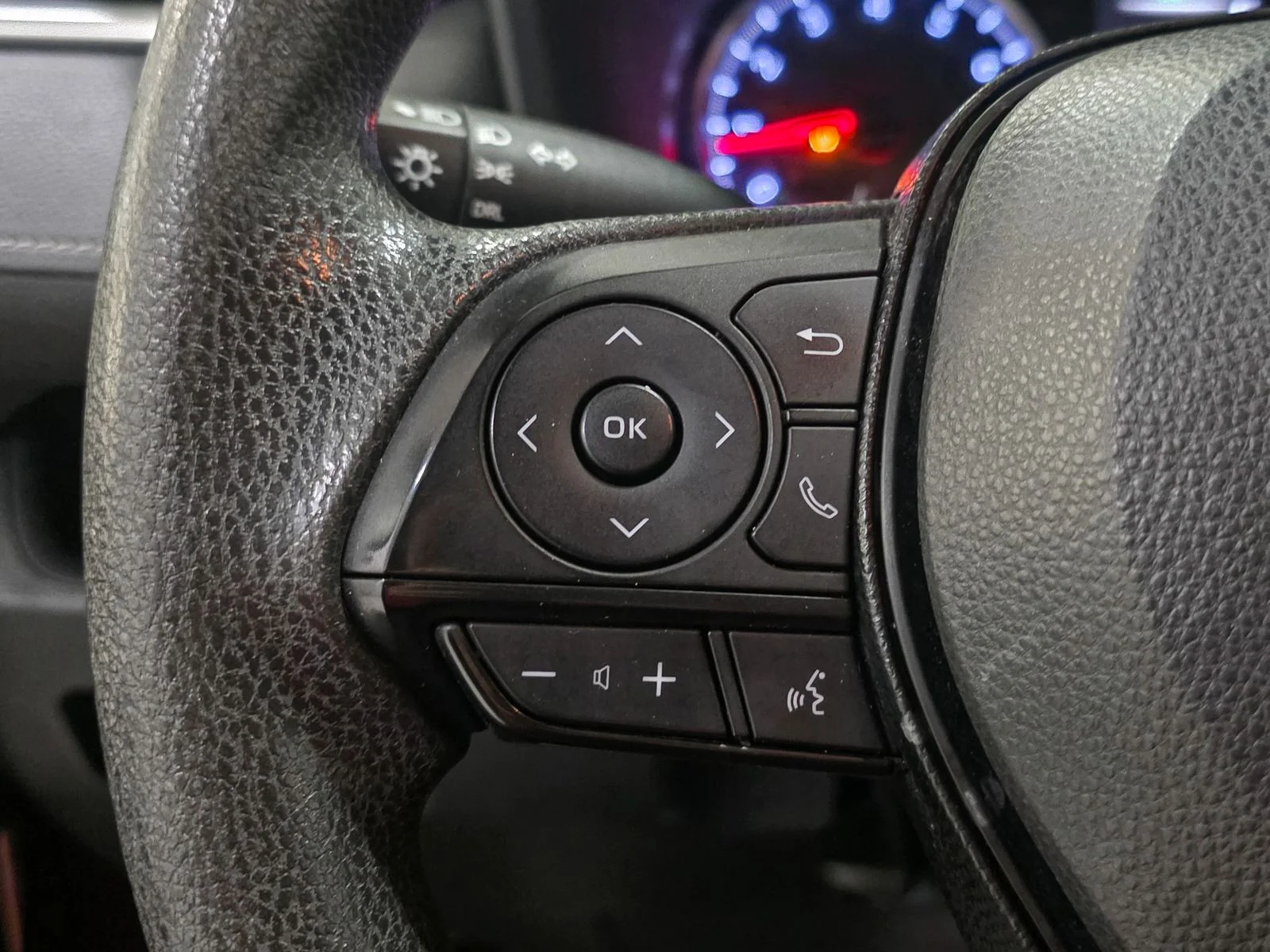 Certified Used 2019 Pearl Toyota LE image 31