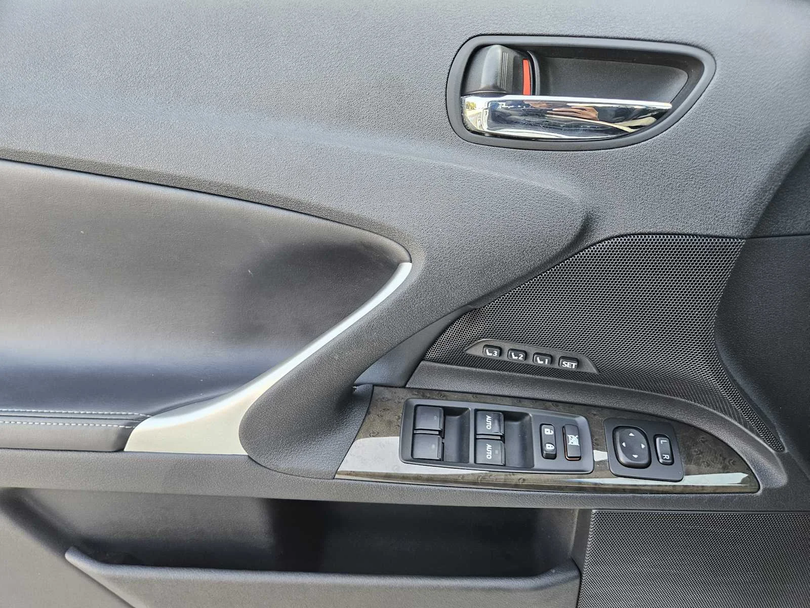 Used 2014 Starfire Pearl Lexus  image 18