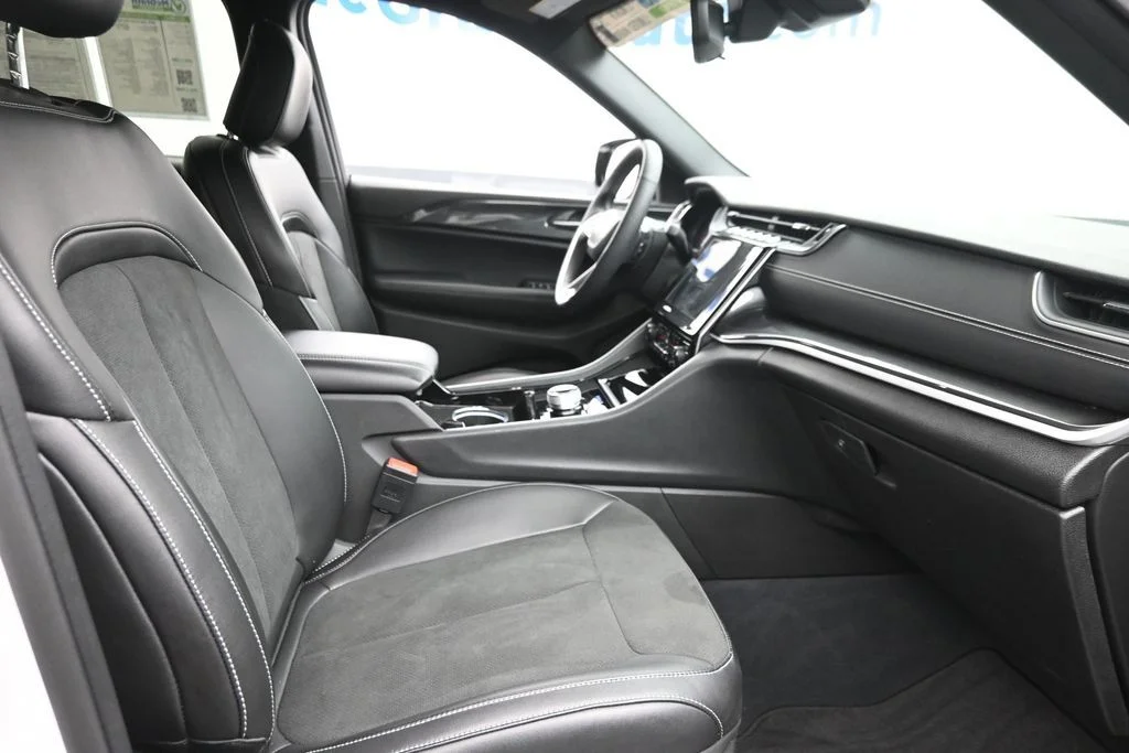Used 2023 White Jeep Altitude X image 9