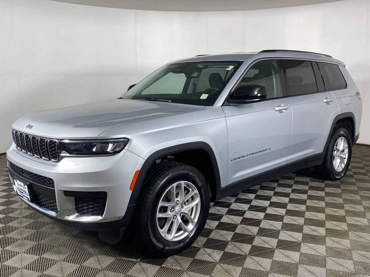 Used 2023 Silver Zynith Jeep Laredo image 10