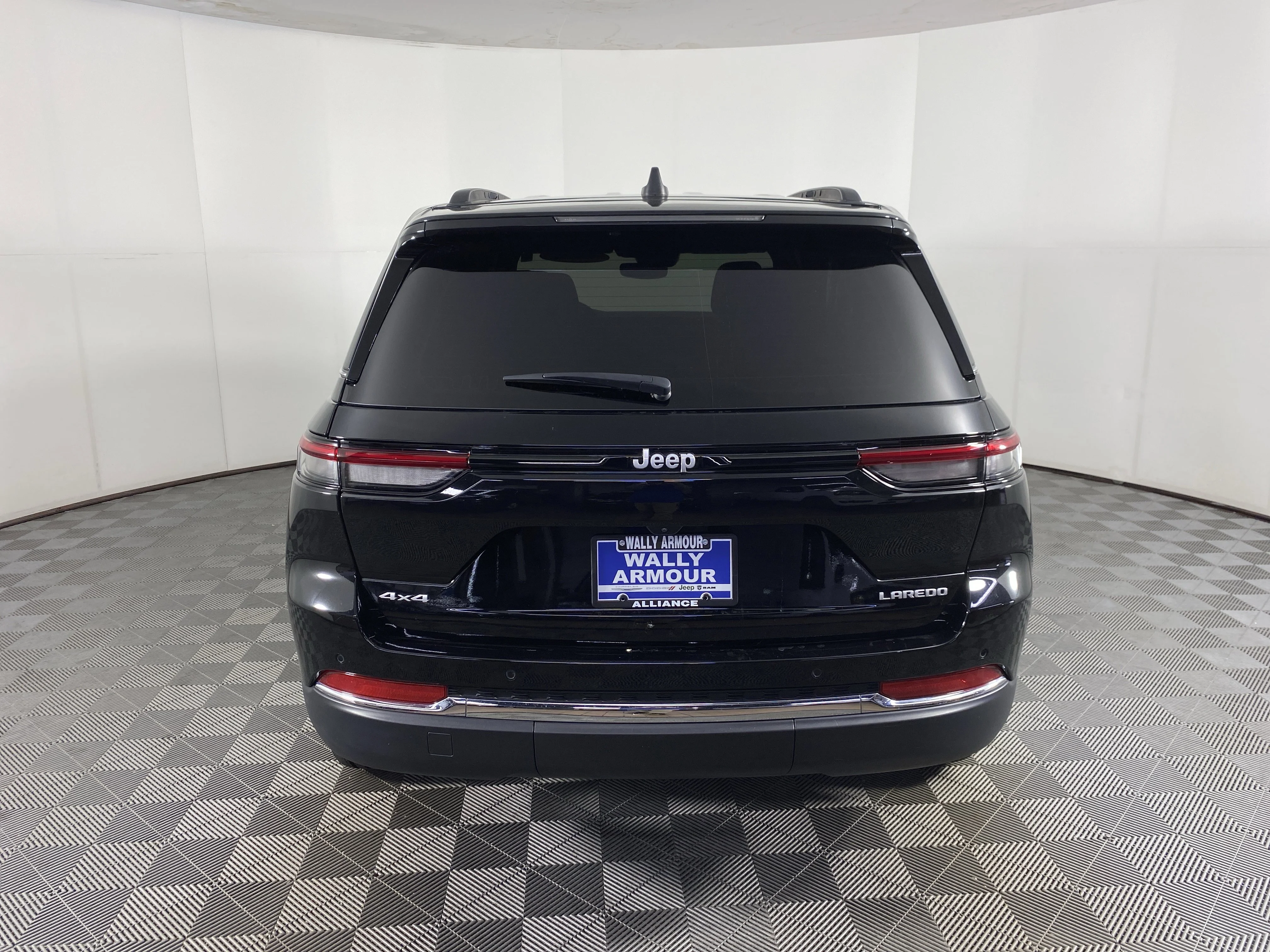 Used 2024 Diamond Black Crystal Pearlcoat Jeep Laredo image 8