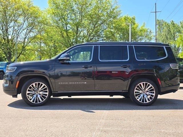 Used 2025 Diamond Black Crystal Pearlcoat Jeep Base image 34