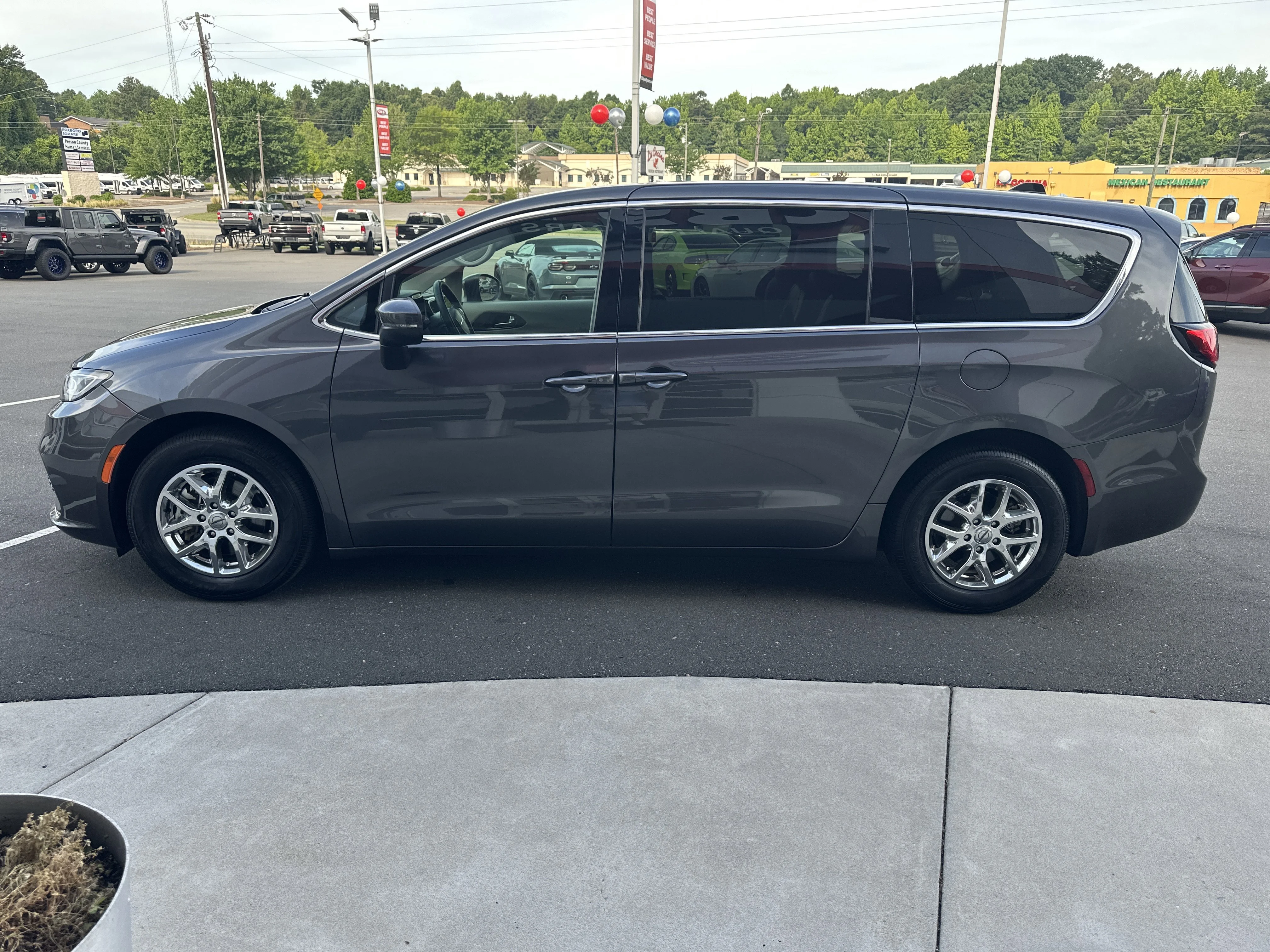 Used 2023 Granite Crystal Metallic Clearcoat Chrysler Touring L image 5