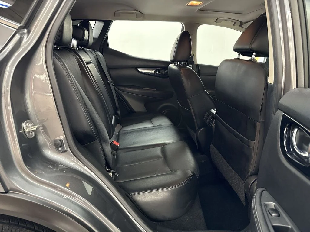 Used 2019 Gun Metallic Nissan SL image 17