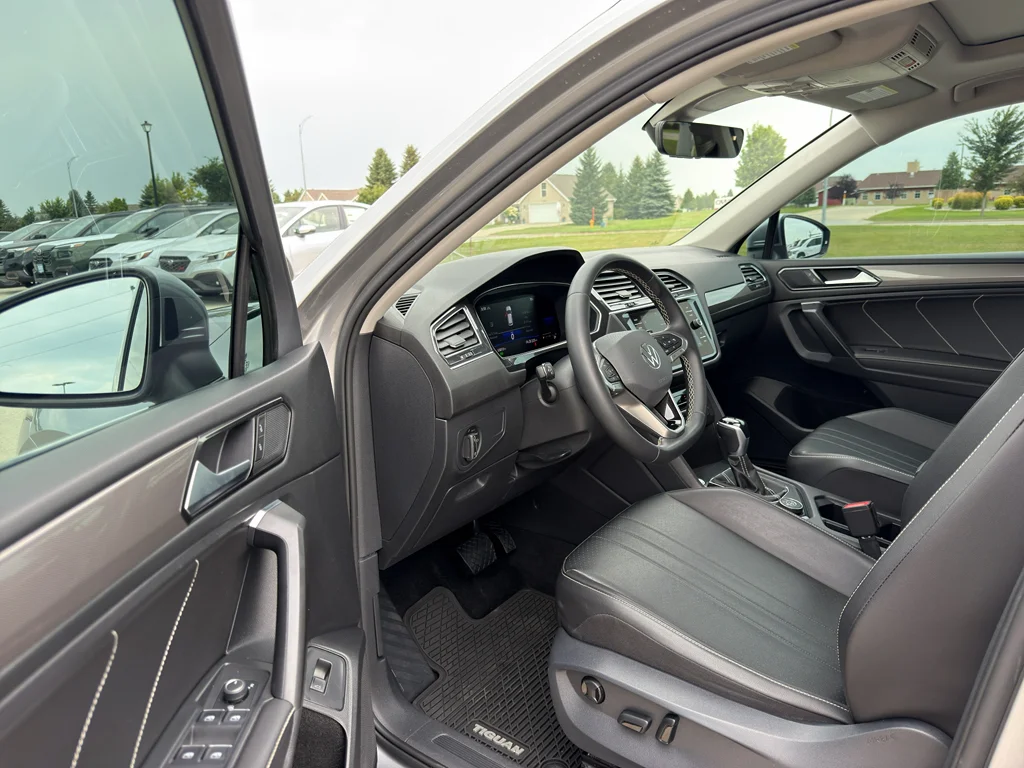 Used 2022 Pyrite Silver Metallic Volkswagen SE image 11
