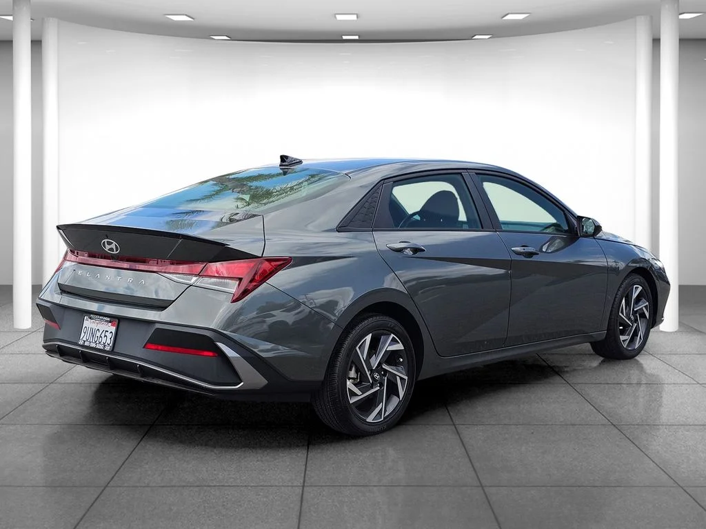Used 2025 Gray Hyundai SEL Sport image 5