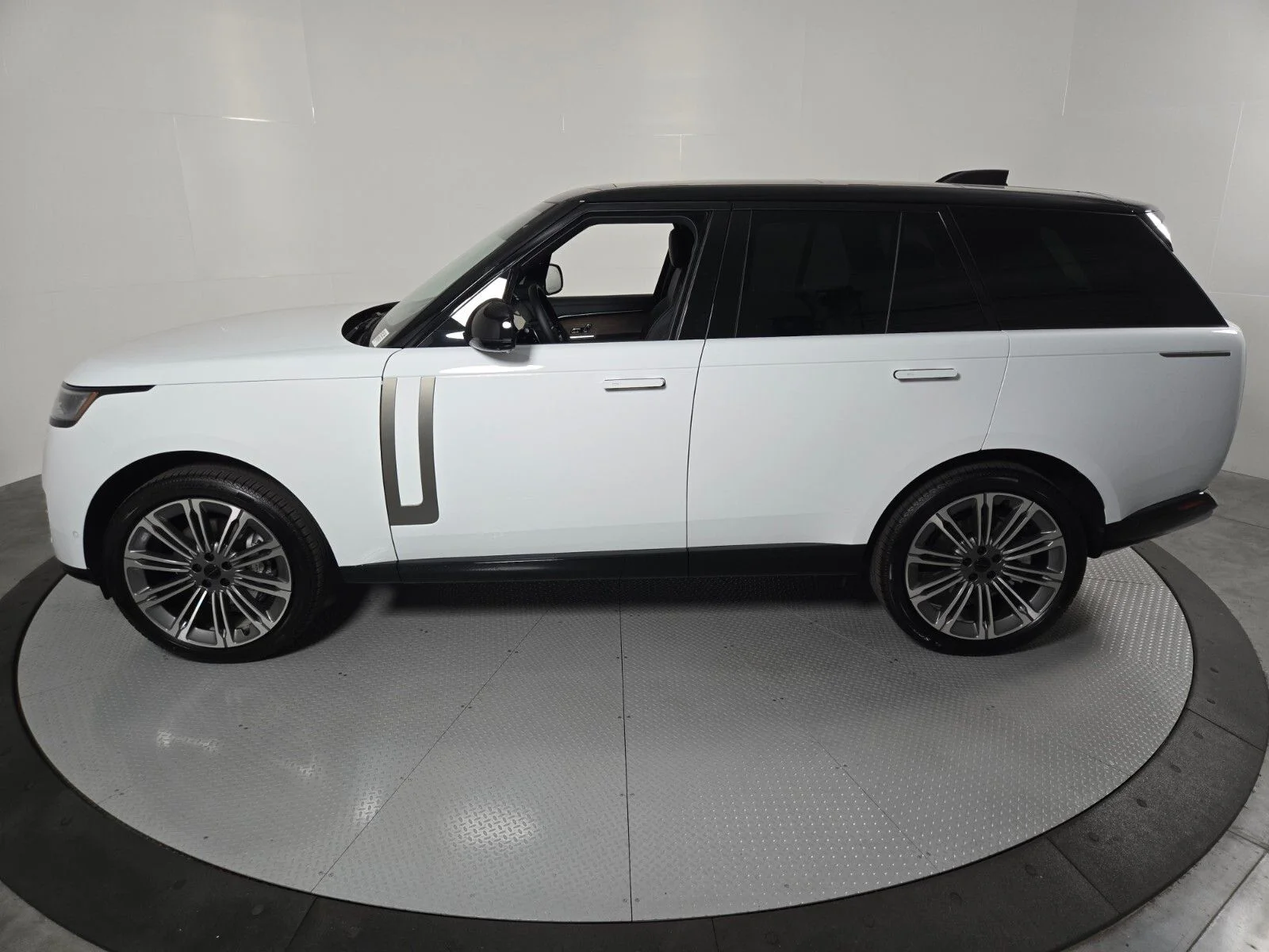 New 2026 Fuji White Land Rover SE image 35