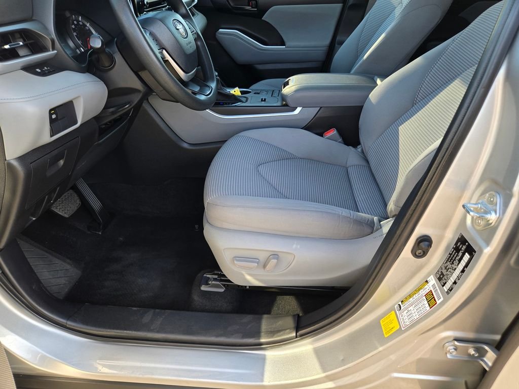 Used 2022 Silver Toyota L image 16