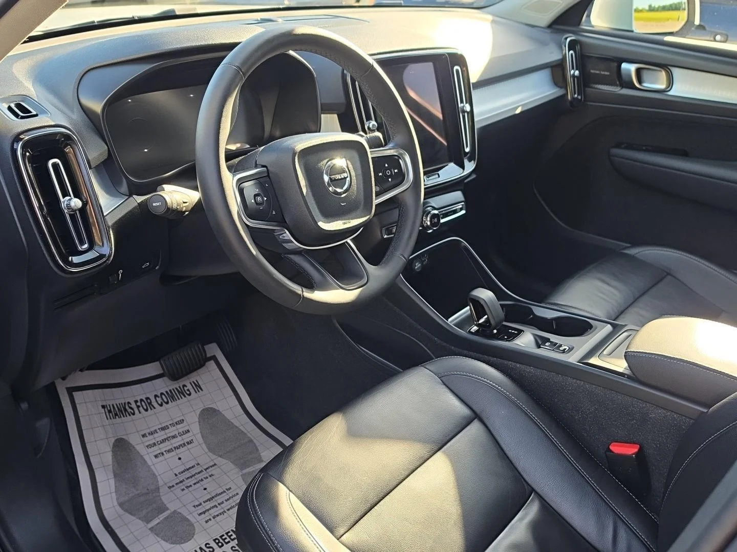 Used 2022 Crystal White Metallic Volvo Momentum image 5