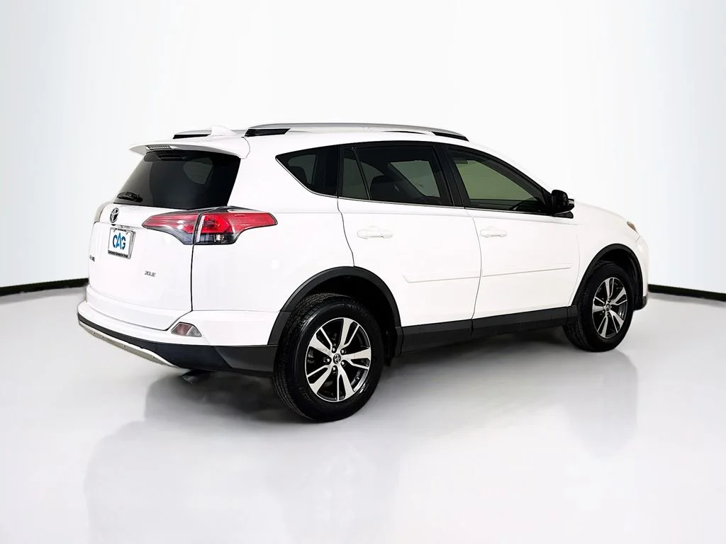 Used 2016 Super White Toyota XLE image 6