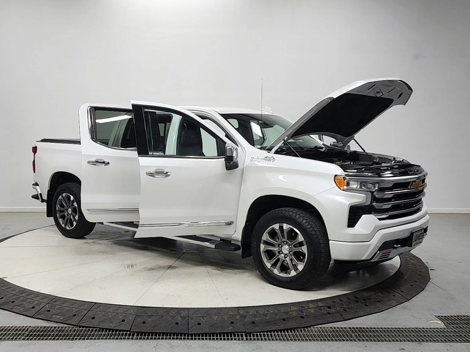 Used 2024 Iridescent Pearl Tricoat Chevrolet High Country image 9