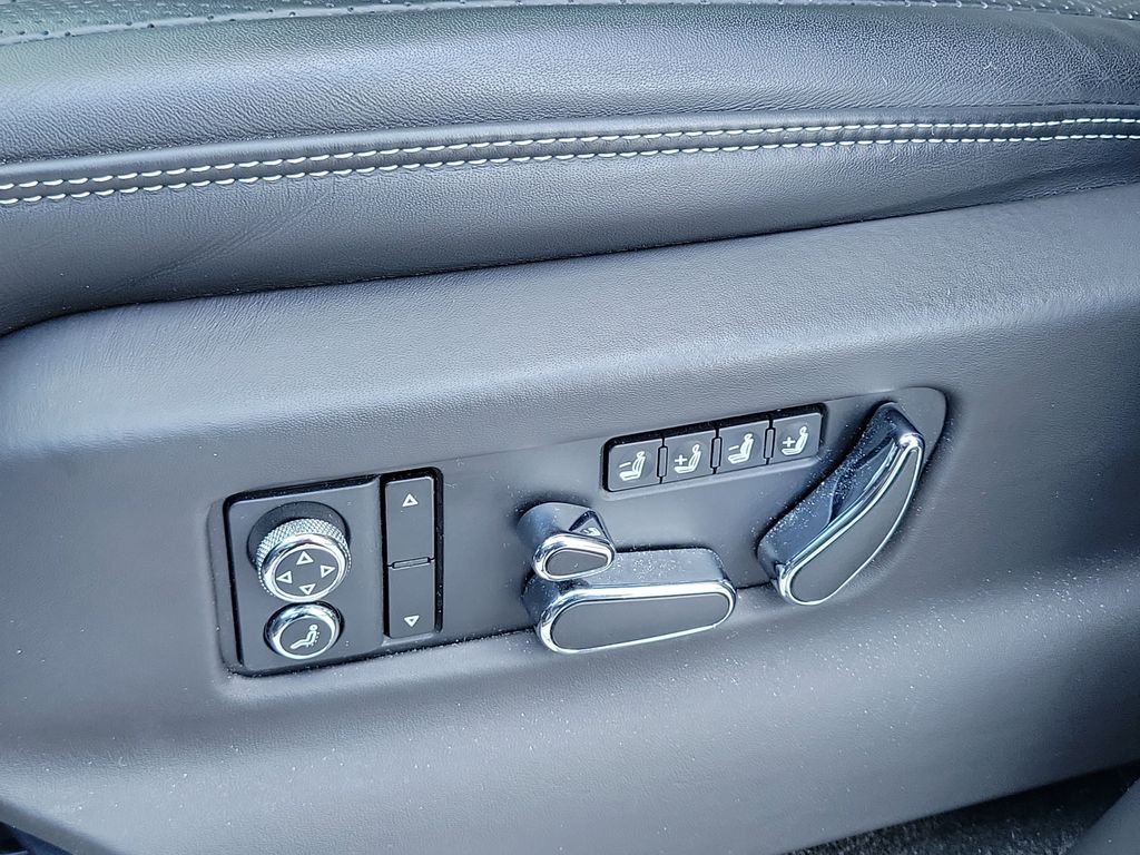 Used 2021  Bentley V8 image 27