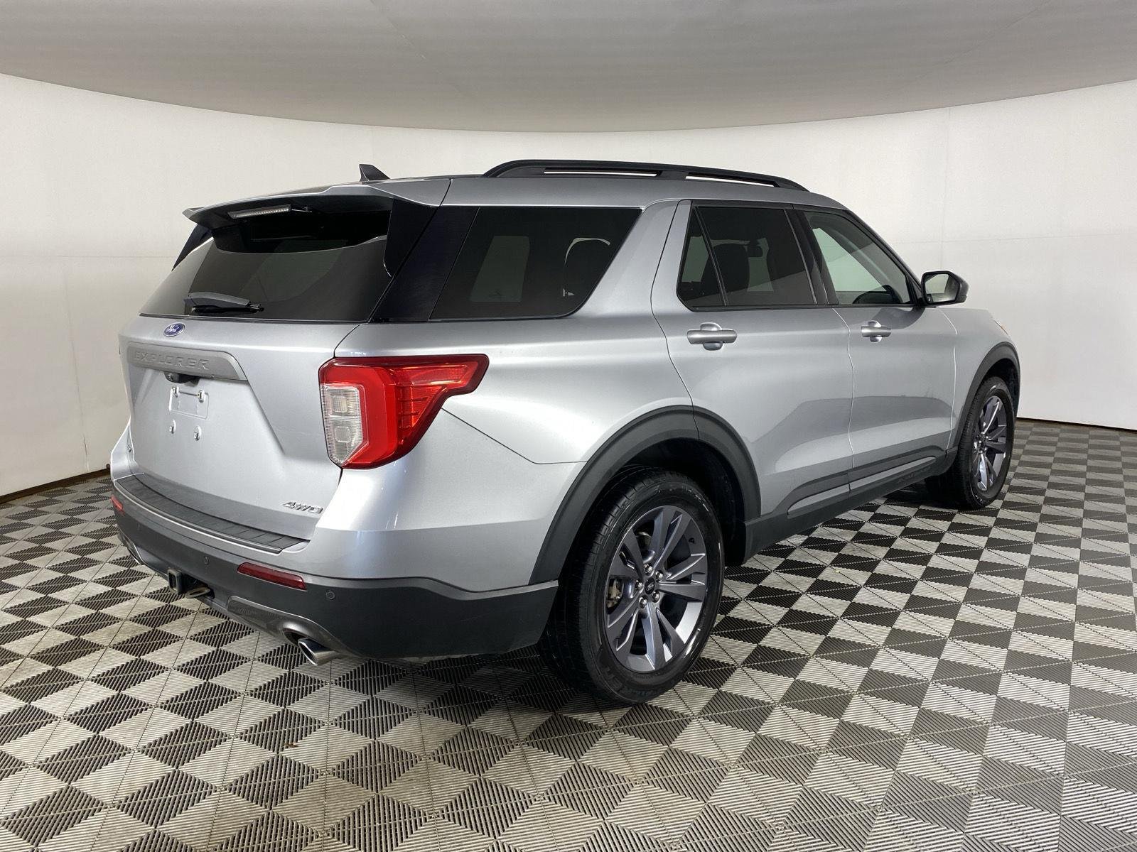 Used 2023 Iconic Silver Ford XLT image 10