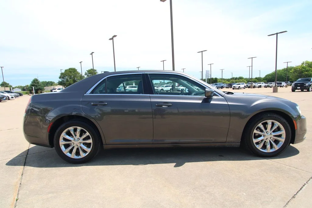 Used 2017 Gray Chrysler Limited image 4