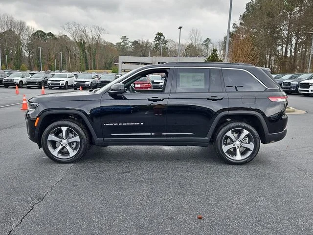 New 2026 Diamond Black Crystal Pearl-Coat Exterior Paint Jeep Limited image 4