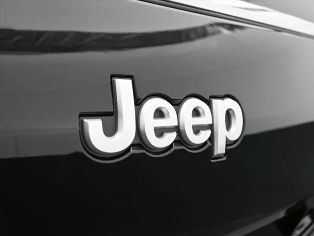 New 2026 Diamond Black Crystal Pearl-Coat Exterior Paint Jeep Laredo image 33