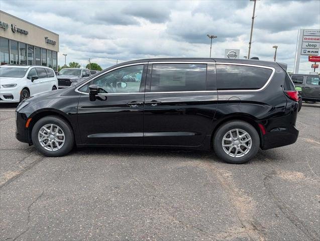 New 2027 Diamond Black Crystal Pearl-Coat Exterior Paint Chrysler Select image 4