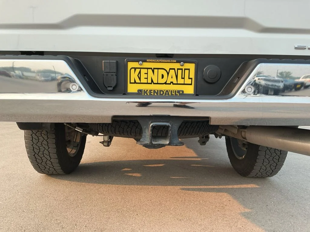 Used 2025 White GMC SLE image 27