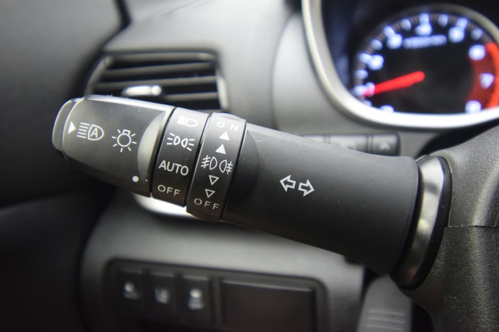 Used 2025 Red Mitsubishi SE image 33