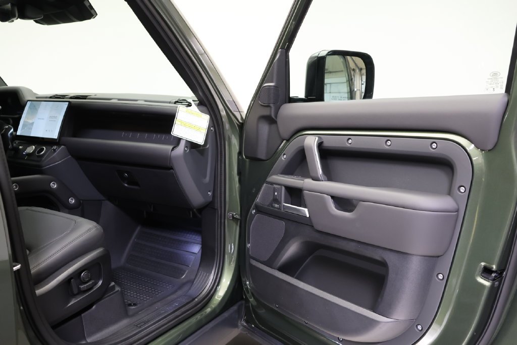 New 2026 Woolstone Green Land Rover X-Dynamic SE image 39