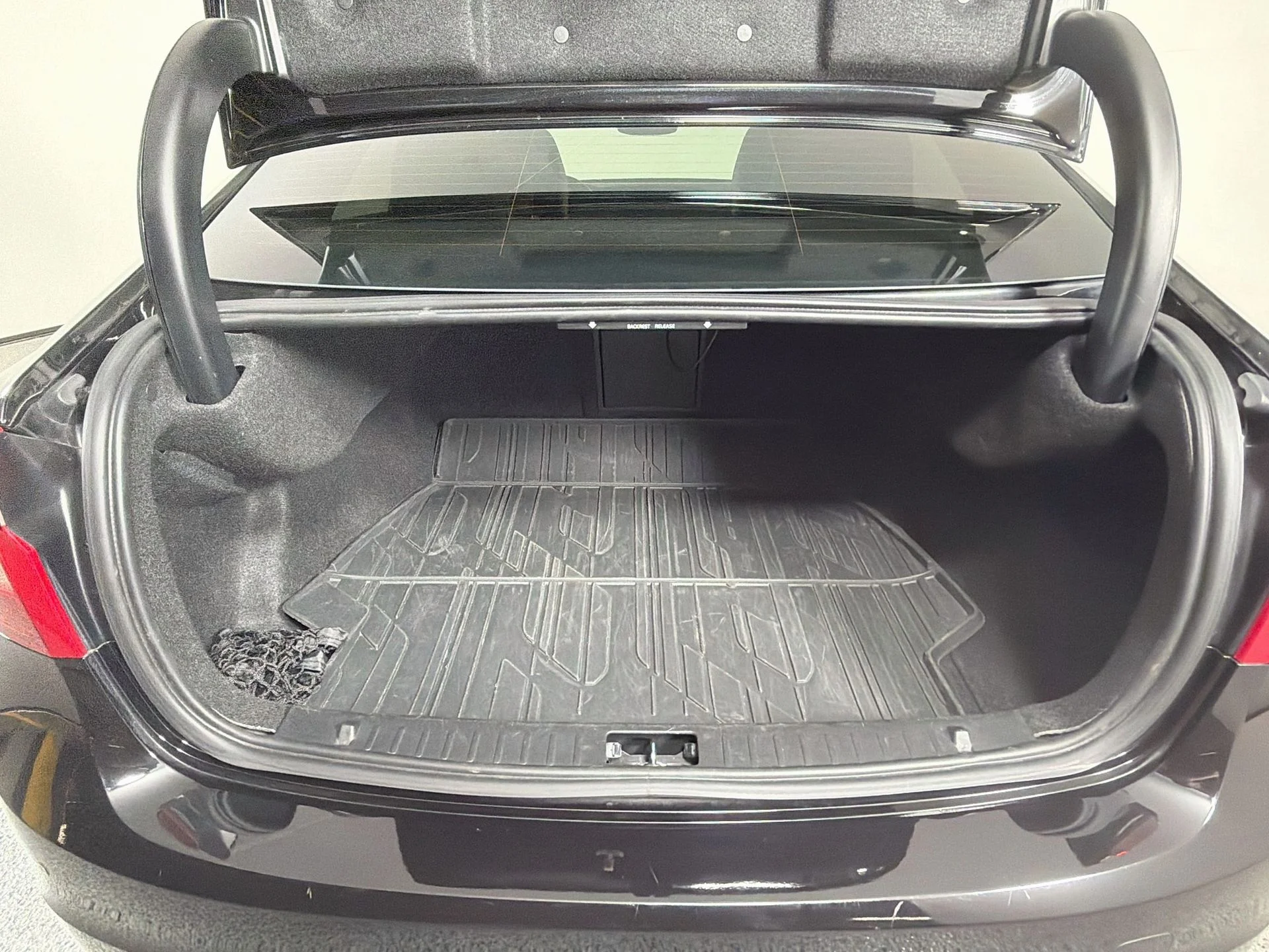 Used 2016 Black Volvo T6 Drive-E R-Design image 27