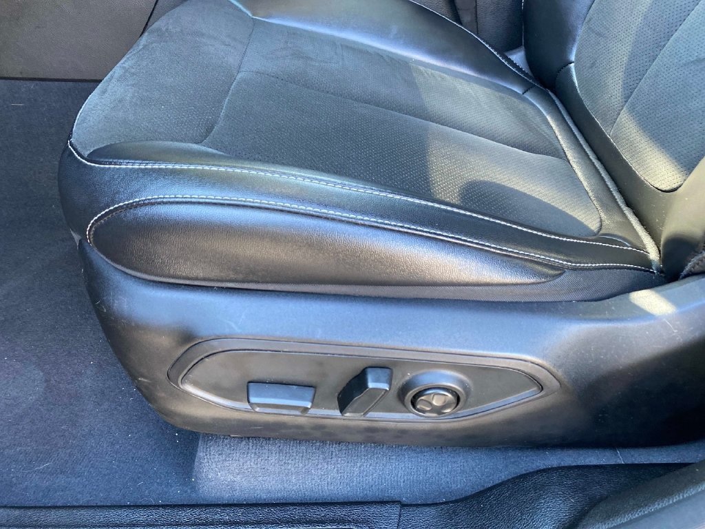 Used 2023 Black Jeep Altitude image 25