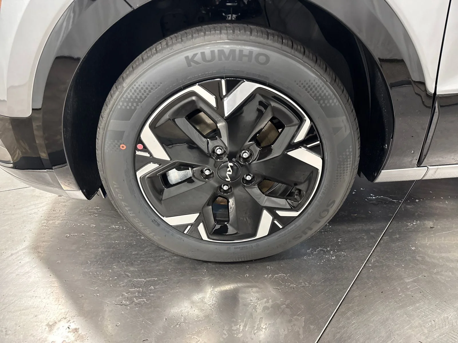 New 2026 Steel Gray Kia Wind image 2