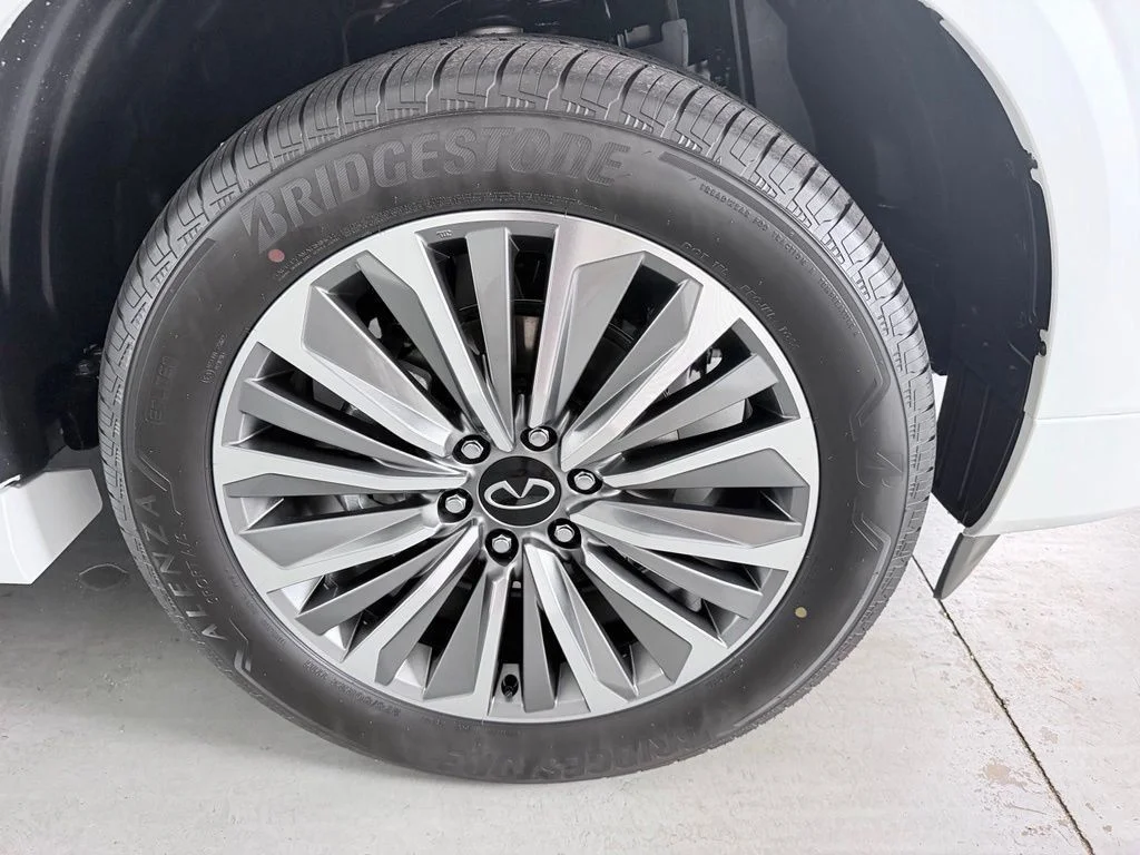 New 2027 RADIANT WHITE INFINITI Luxe 2WD image 7