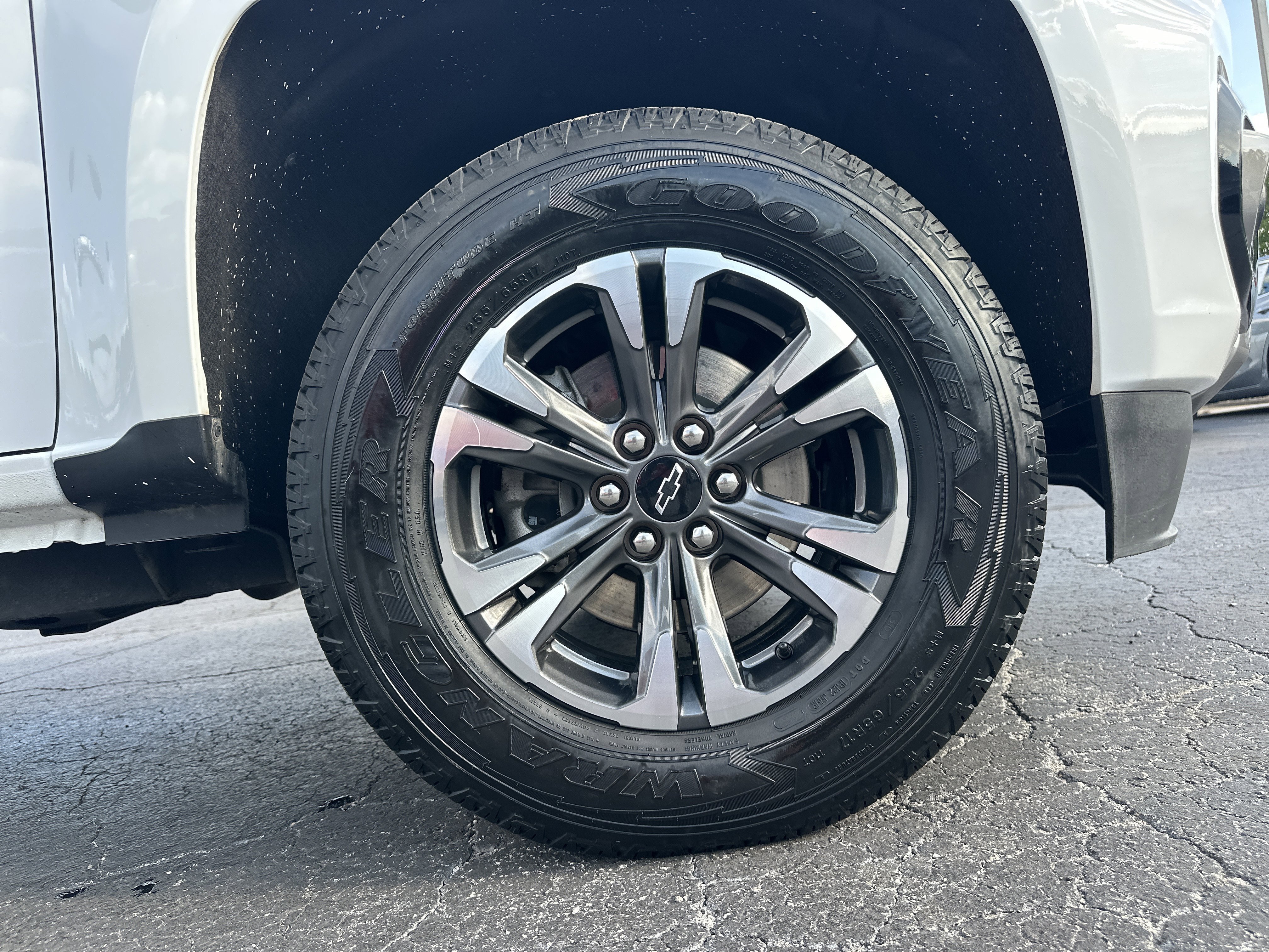 Used 2022 Summit White Chevrolet Z71 image 13