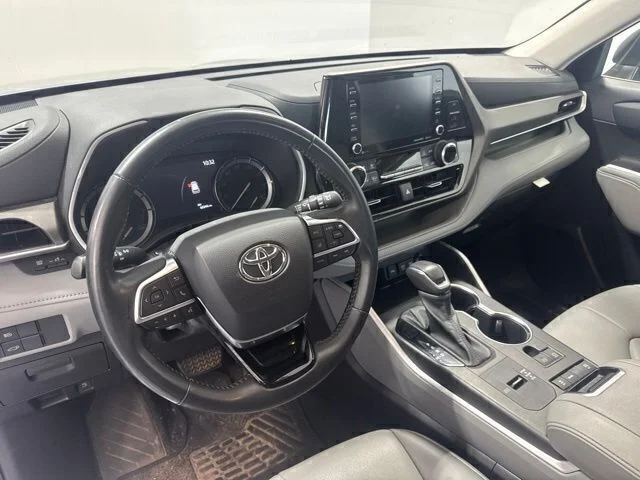 Used 2021  Toyota XLE image 13