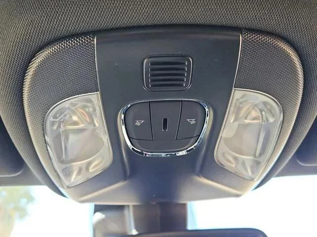 New 2026 Hydro Blue Pearl-Coat Exterior Paint Jeep Latitude image 28
