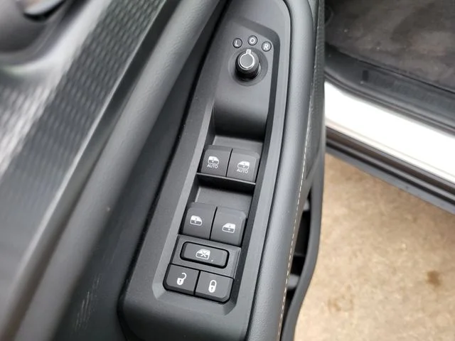 New 2026 Bright White Clear-Coat Exterior Paint Jeep Laredo X image 19
