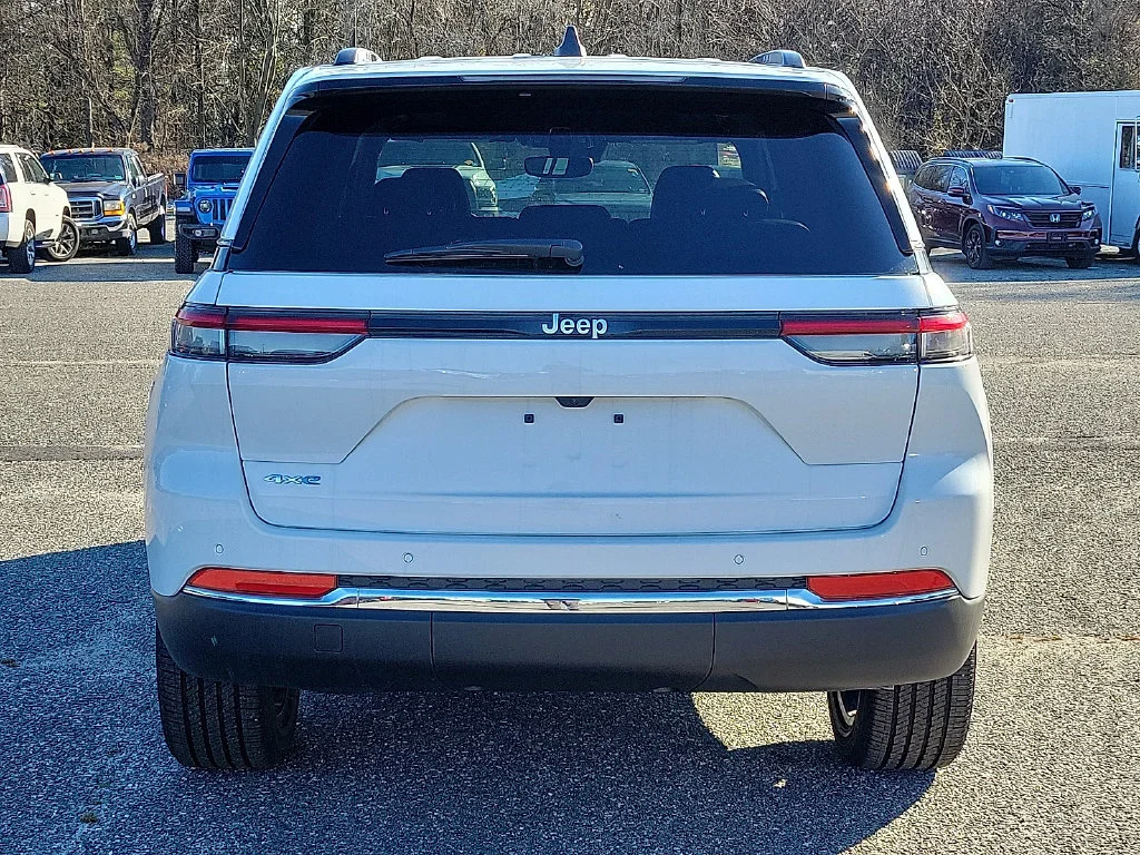 New 2024 Bright White Clear-Coat Exterior Paint Jeep  image 7