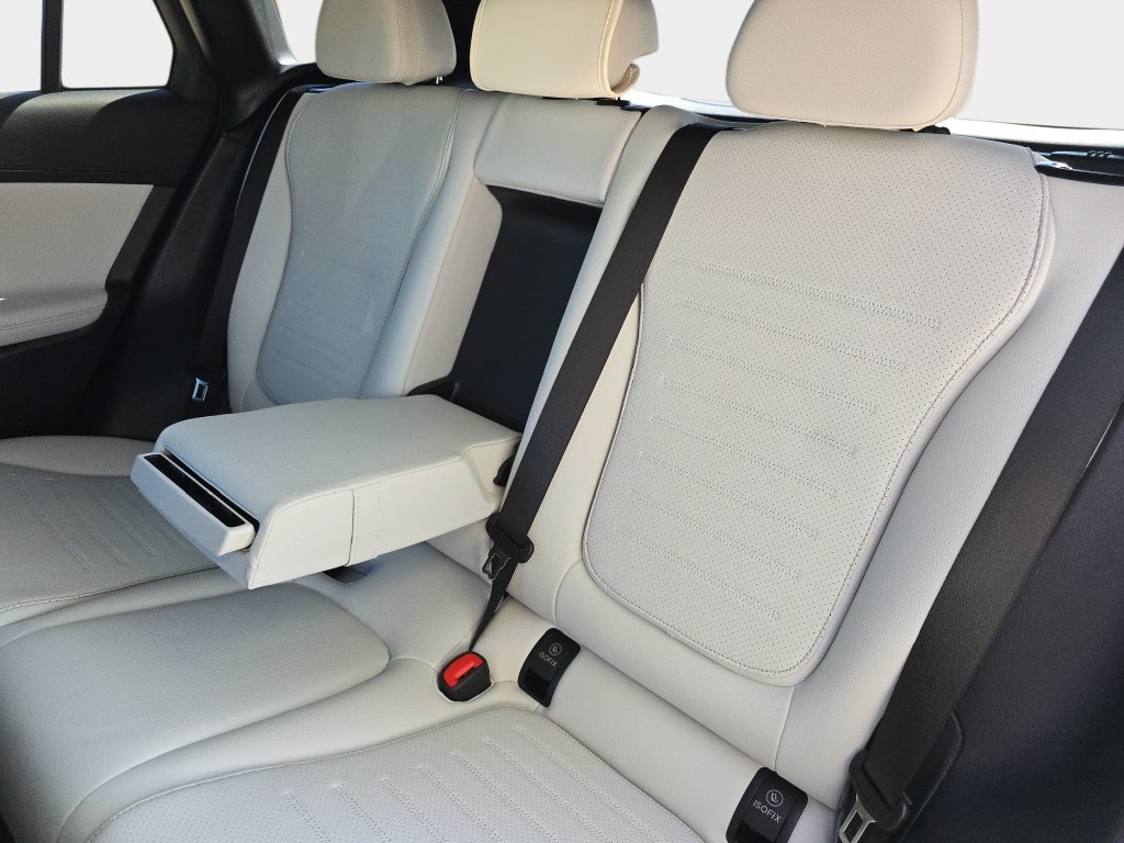 Used 2025  Mercedes-Benz GLC 300 image 17
