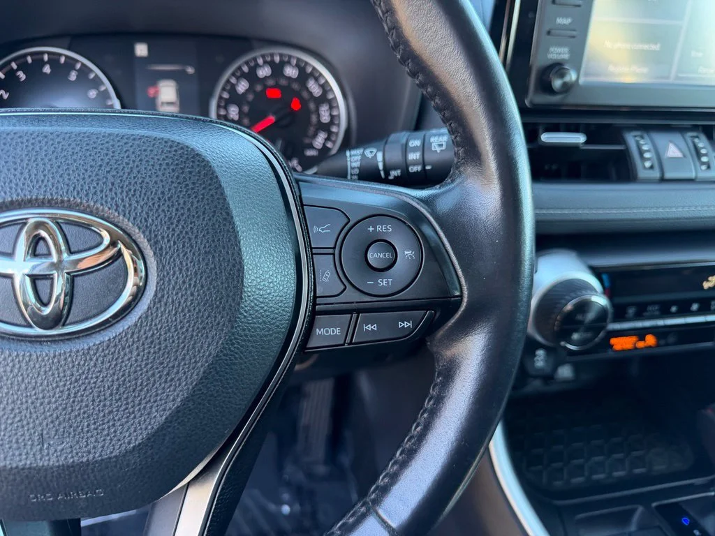 Used 2019 Lunar Toyota XLE Premium image 18