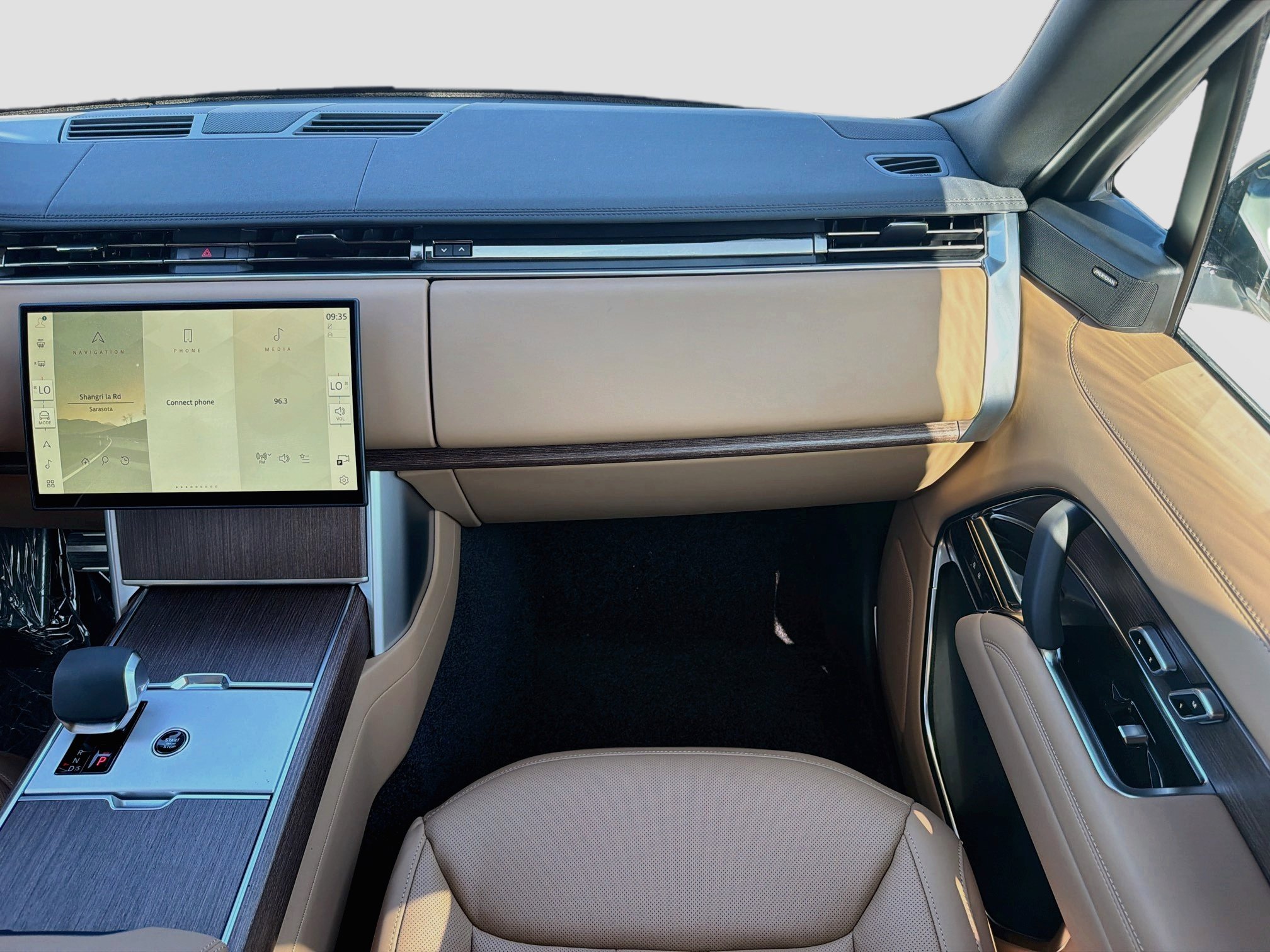 New 2026 Fuji White Land Rover SE image 19