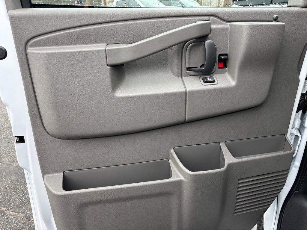 2025 Chevrolet Express Cargo Work Van - Photo 8