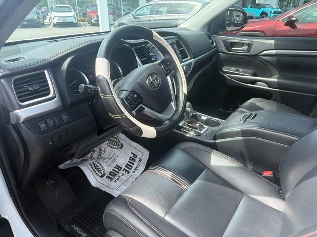 Used 2019 White Toyota SE image 7