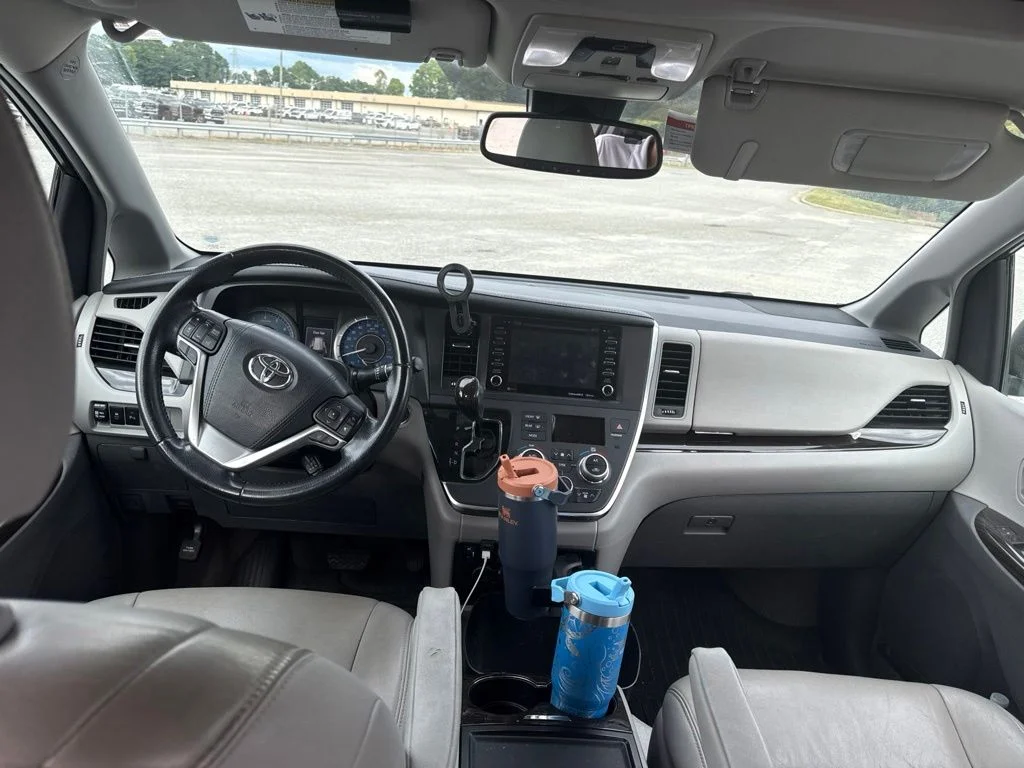 Used 2018 Silver Toyota XLE Premium image 17