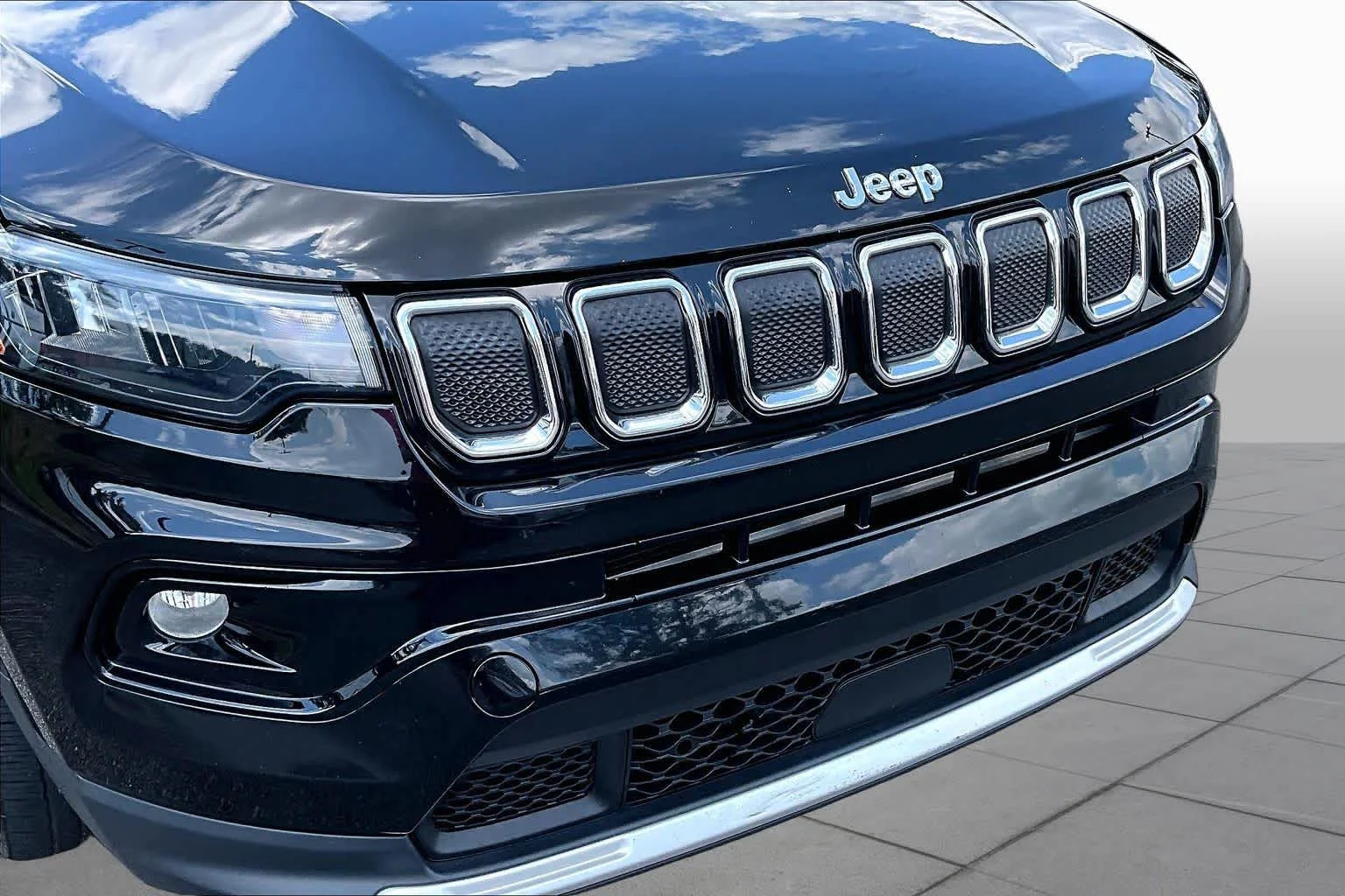 Used 2022 Diamond Black Crystal Pearlcoat Jeep Limited image 29