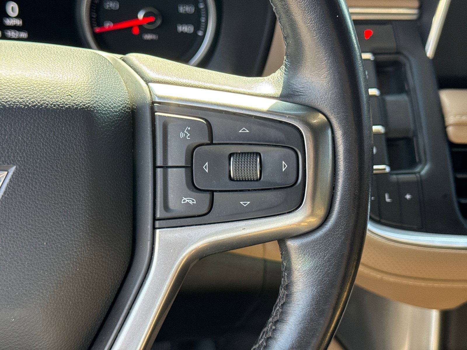 Used 2021 Iridescent Pearl Tricoat Chevrolet Premier image 28