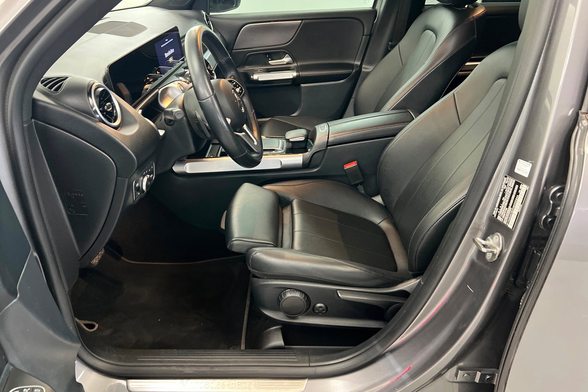 Used 2022 Gray Mercedes-Benz GLB 250 image 18