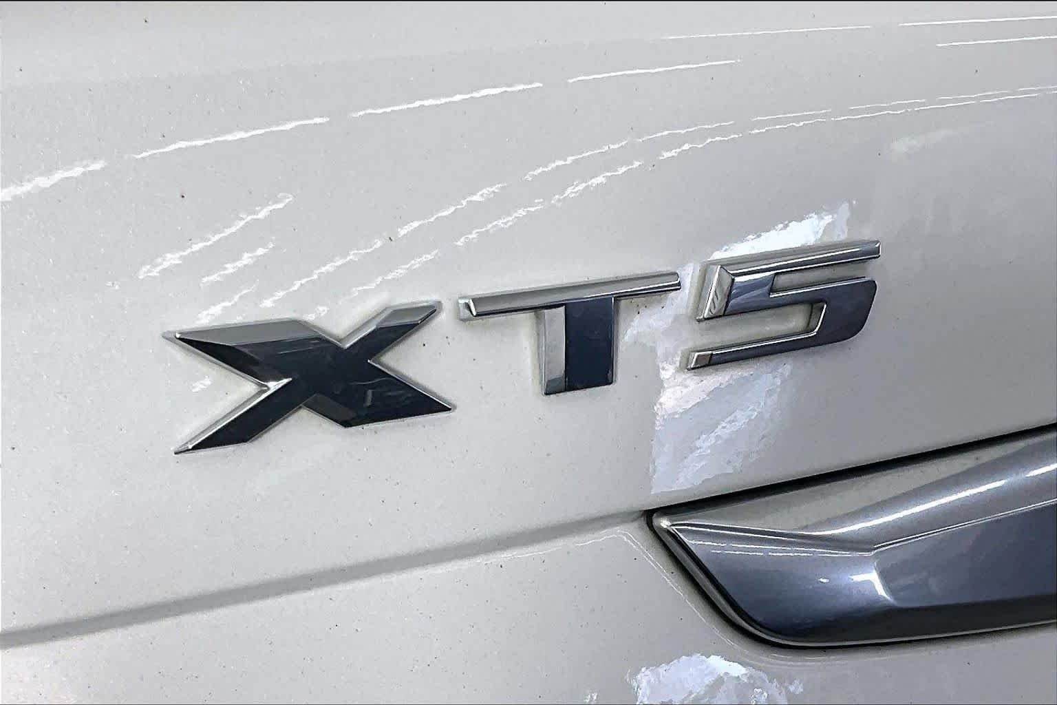 Used 2022 Crystal White Tricoat Cadillac Luxury image 30