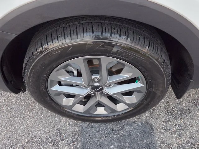 Used 2025 White Kia LX image 5