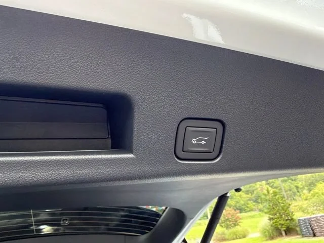 New 2027 Summit White Chevrolet LT image 21