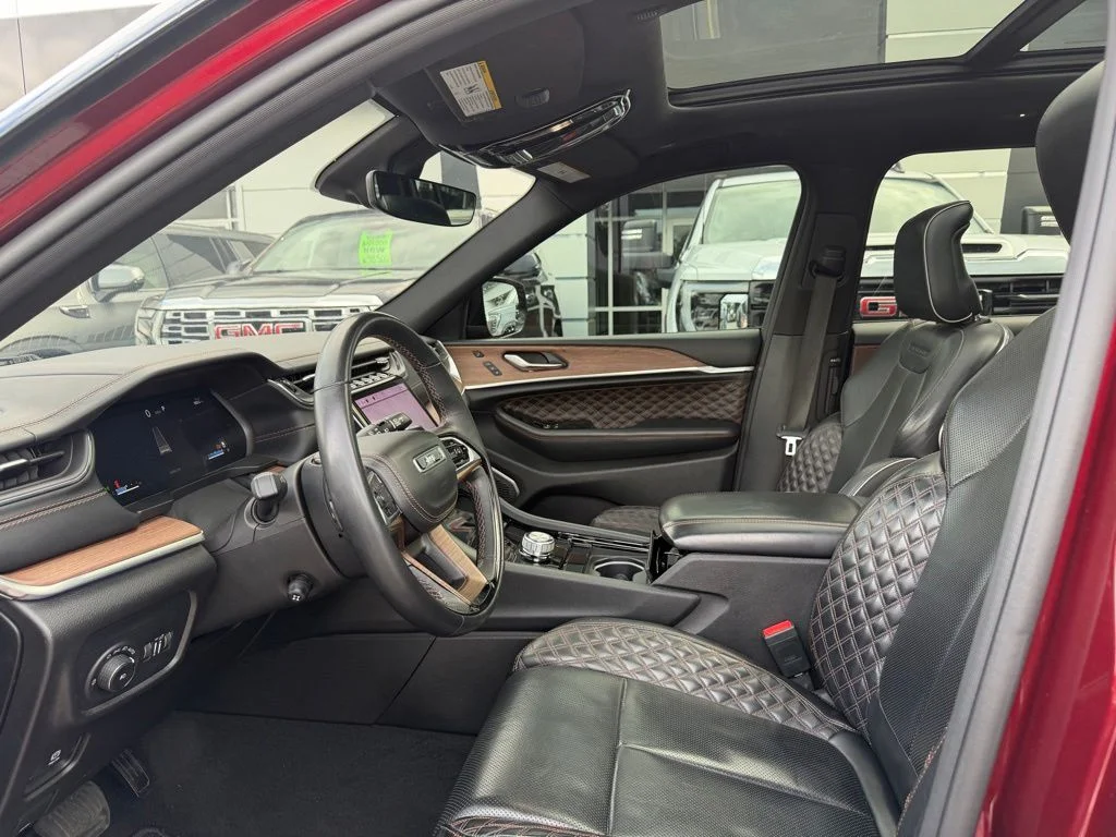 Used 2022 Velvet Jeep Summit image 9