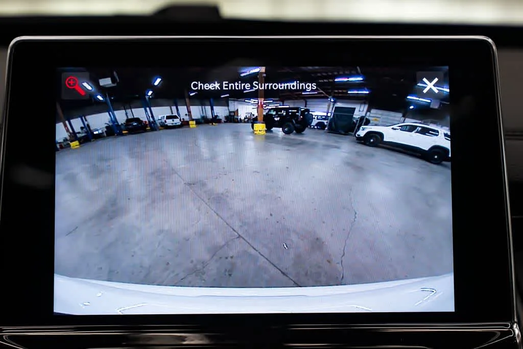 New 2026 Bright White Clear-Coat Exterior Paint Jeep Limited Altitude image 19
